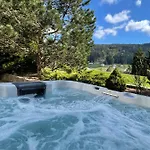 Nyaraló La Charbonniere, Grand Haut-de-gamme Avec Jacuzzi Et Sauna