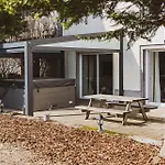 Дом отдыха La Charbonniere, Grand Haut-de-gamme Avec Jacuzzi Et Sauna *