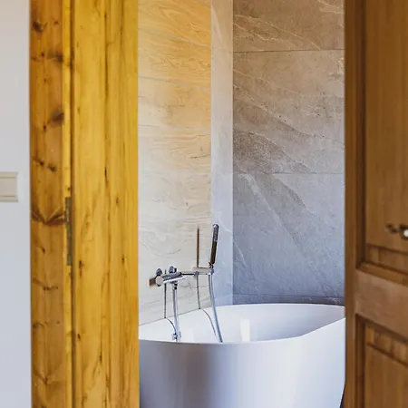 Semesterbostad La Charbonniere, Grand Haut-de-gamme Avec Jacuzzi Et Sauna Gérardmer