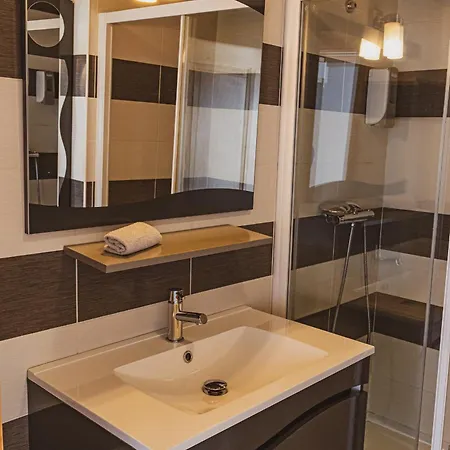 Semesterbostad La Charbonniere, Grand Haut-de-gamme Avec Jacuzzi Et Sauna